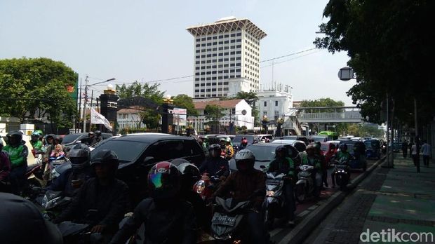 Massa Aksi Bela Tauhid Tutup Jl Medan Merdeka Barat, Lalin Macet