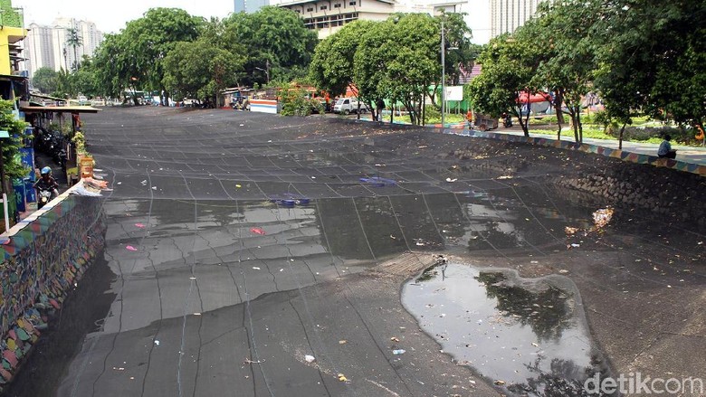 Kondisi Waring Kali Item Bikin Miris