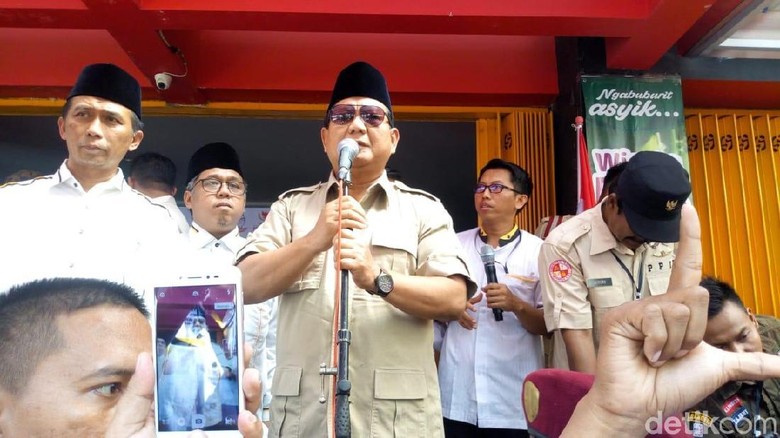 Prabowo Geram Saat Emak-emak di Ponorogo Berebut Buku