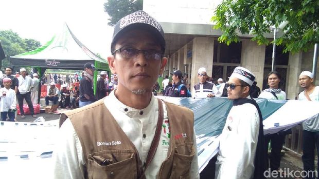 Massa Aksi 211 Buat Spanduk Raksasa Bertuliskan Kalimat Tauhid