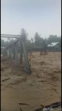 Bencana Banjir Rendam 600 Rumah, 2 Tewas di Padang (Pak Jokowi kok nggak Datang?)