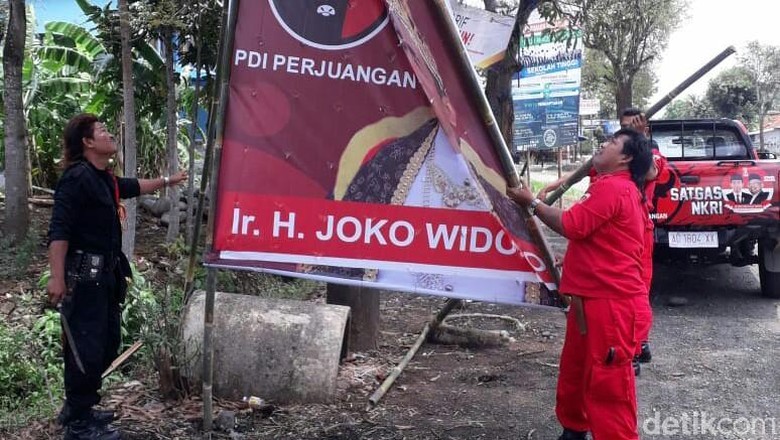 pdip-jateng-copoti-ribuan-poster-bergambar-jokowi-ada-apa