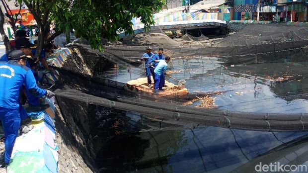 Waring Kali Item yang Bolong-bolong dan Penuh Sampah Dibongkar