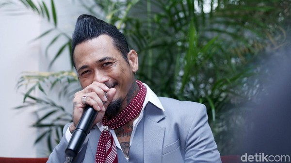 Tuding Adam Hilangkan Akun IG, Musisi Jerinx Dipolisikan. Ini Makiannya