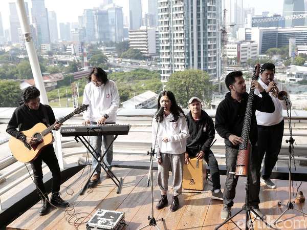 "Sebuah Lagu" Payung Teduh yang Sukses Menahan Penonton Beranjak dari Kursi Bioskop