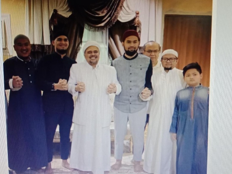 Senyum Teuku Wisnu dan Mario Irwinsyah Bertemu Habib Rizieq di Mekkah