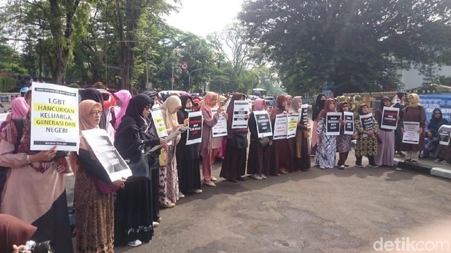 Puluhan Wanita Muslimah Gelar Aksi Tolak LGBT di Depan Gedung Sate