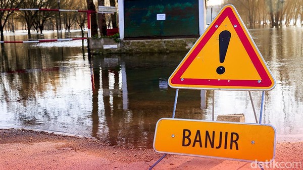 Banjir Rendam Underpass Matraman Jakarta Timur