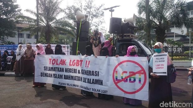 Puluhan Wanita Muslimah Gelar Aksi Tolak LGBT di Depan Gedung Sate