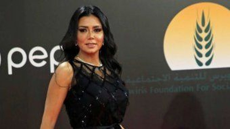 Pakai Baju Menerawang, Aktris Mesir Rania Youssef Dipolisikan