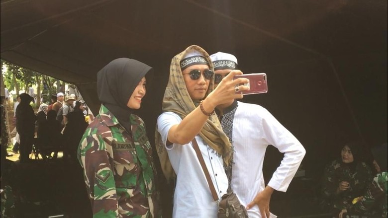 Saat Tentara Cantik Jadi Sasaran Selfie Peserta Reuni 212