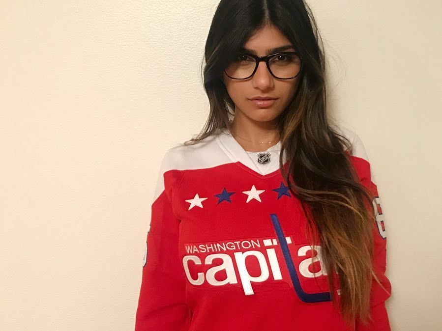 Kacamata Mia Khalifa saat Bintangi Film Porno Ditawar Rp 1,4 Miliar