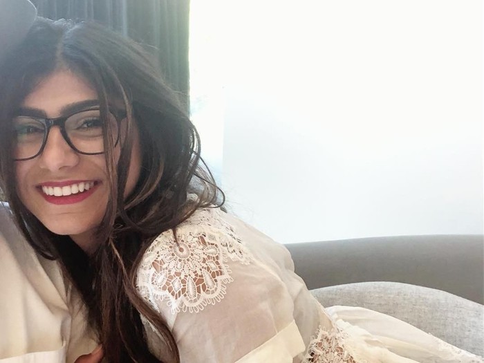 Kacamata Mia Khalifa saat Bintangi Film Porno Ditawar Rp 1,4 Miliar