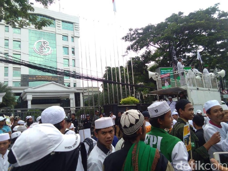 Habib Bahar akan Diperiksa, FPI Demo di Depan Bareskrim