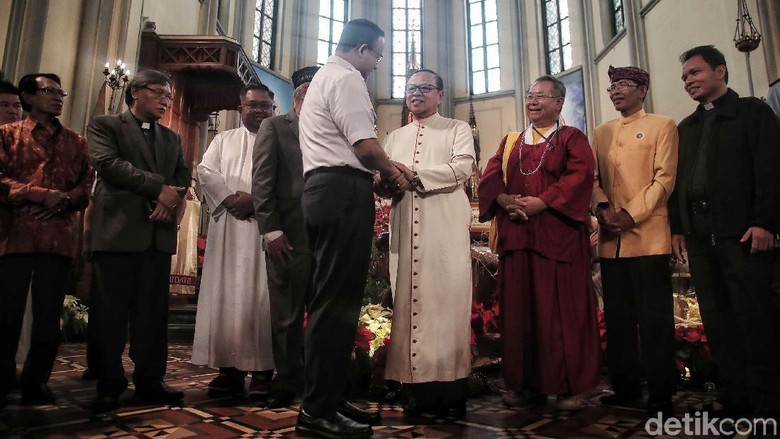 Berbaju Dinas, Anies Baswedan Kunjungi Gereja Katedral