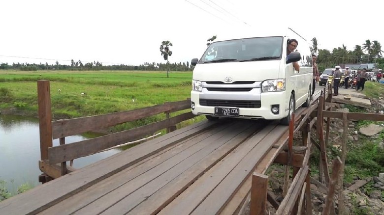 Lewati Jembatan Kayu di Sulsel, Sandiaga: Seperti Indiana Jones