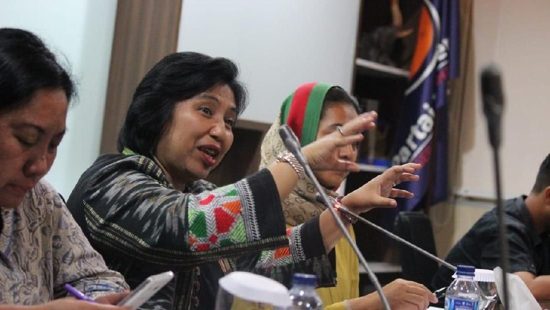 Balas Neno Warisman, Irma TKN Bikin Puisi 'Bermunajat Bagimu Indonesia'