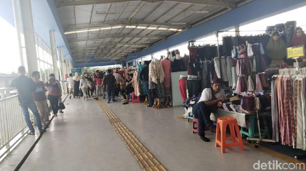 Masih Ada PKL Jualan di Trotoar, Pedagang di Skybridge Pasrah