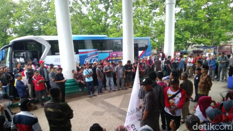 tagih-janji-jokowi-1850-perangkat-desa-ciamis-pergi-ke-jakarta