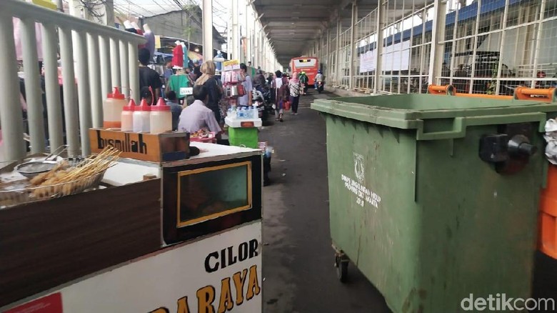Masih Ada PKL Jualan di Trotoar, Pedagang di Skybridge Pasrah