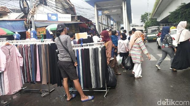Masih Ada PKL Jualan di Trotoar, Pedagang di Skybridge Pasrah