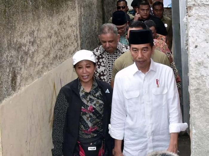 masuk-gang-sempit-jokowi-cek-sambungan-listrik-gratis-di-garut