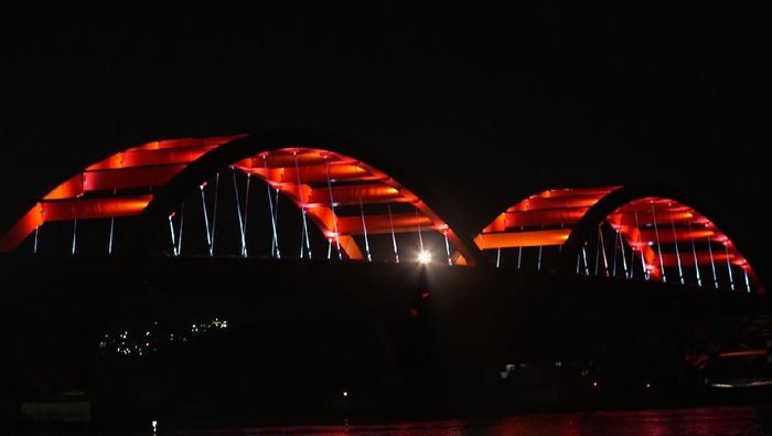 Indah! Jembatan Holtekamp di Papua Bermandi Cahaya