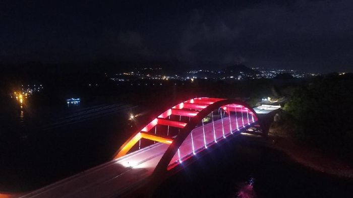 Indah! Jembatan Holtekamp di Papua Bermandi Cahaya