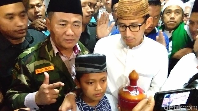 Di Demak, Sandiaga Disumbang Celengan Tanah Anak SD
