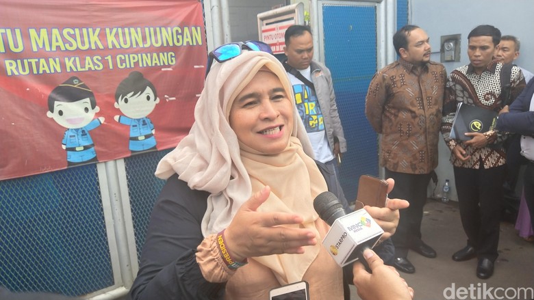 Neno Warisman Tak Mau Dengar Anggapan Puisinya Biadab: Saya Hanya dengar yang Baik