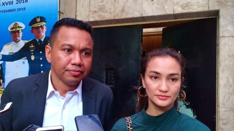 Atiqah Hasiholan: Ibu Bersalah, Tapi Apakah Bohong Itu Pidana?