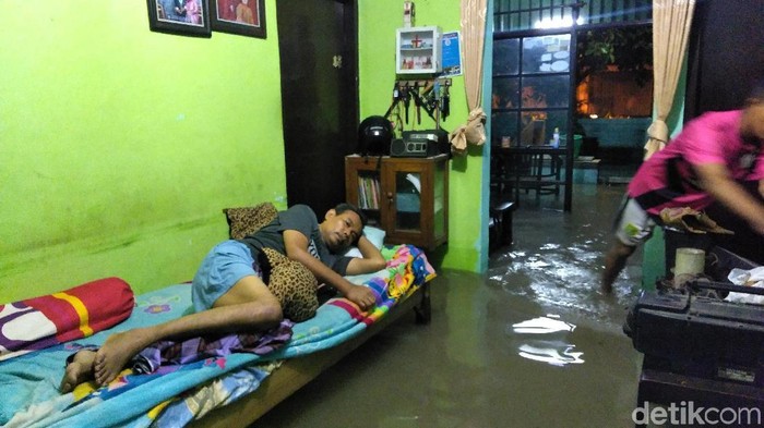 curhat-warga-surabaya-yang-rumahnya-kebanjiran