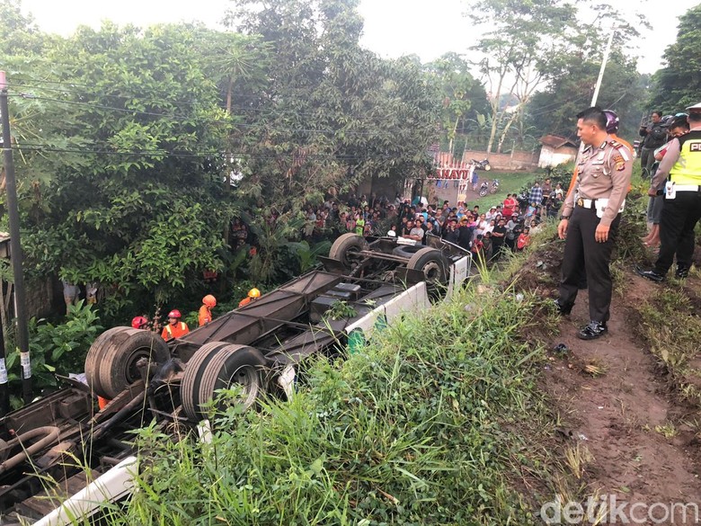 Bus Kramat Djati Terjun ke Tebing 10 Meter di Bandung, 2 Orang Tewas