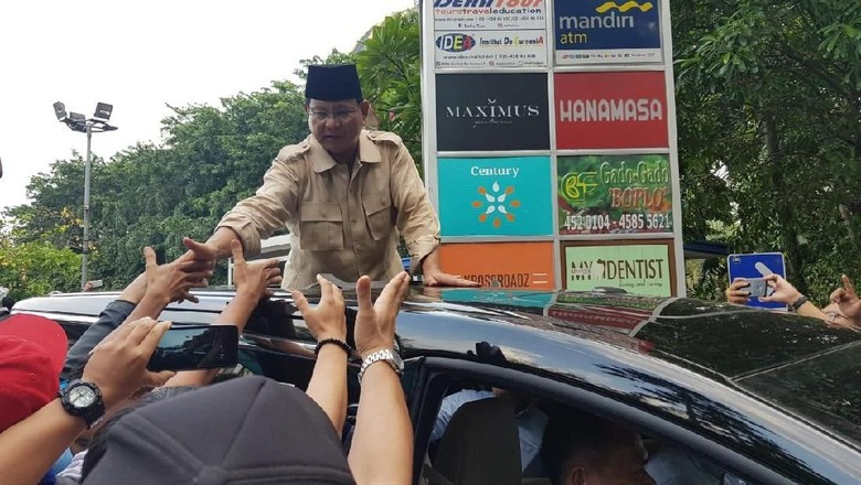 Viral Prabowo Tepak Tangan Seseorang Saat Konvoi, BPN Jelaskan Persoalannya
