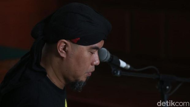 Setelah Blangkon, Peci dan Kopiah Sufi, Dhani akan Pakai Apa Lagi?