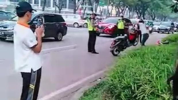 Tak Terima Ditilang, Pria Ini Banting-banting Motornya