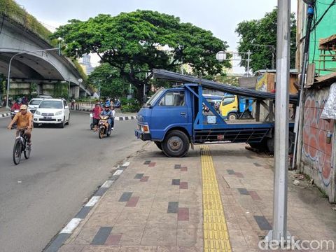 Keluhan Pejalan Kaki Harus Ngalah karena Truk di Trotoar Tanah Abang