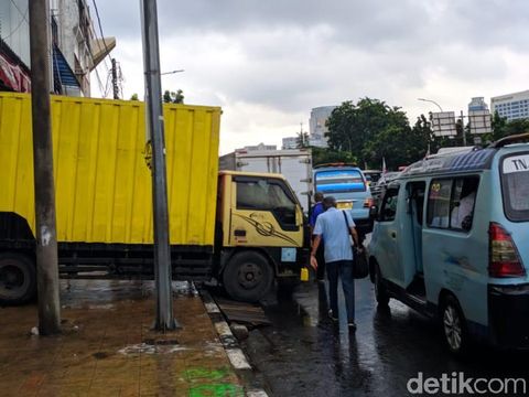 Keluhan Pejalan Kaki Harus Ngalah karena Truk di Trotoar Tanah Abang