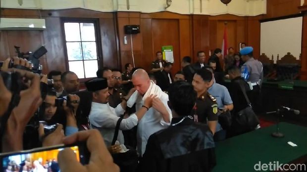 Setelah Blangkon, Peci dan Kopiah Sufi, Dhani akan Pakai Apa Lagi?