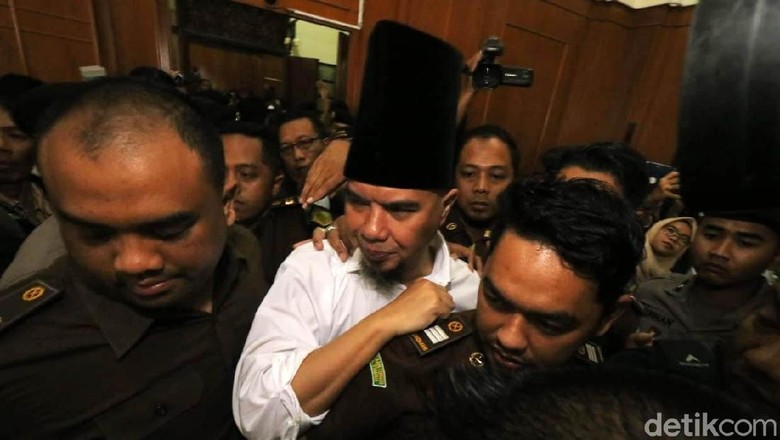 Setelah Blangkon, Peci dan Kopiah Sufi, Dhani akan Pakai Apa Lagi?