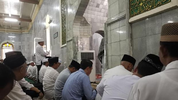 Berbaju Koko Putih, Prabowo Salat Jumat di Masjid Agung Semarang