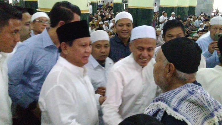 Berbaju Koko Putih, Prabowo Salat Jumat di Masjid Agung Semarang