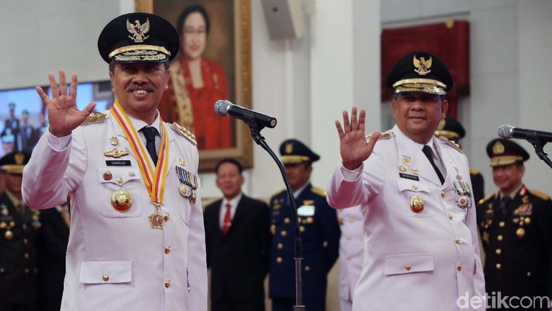 Gubernur Riau Kaget Punya 5 Mobil Dinas, dari Alphard-Royal Saloon