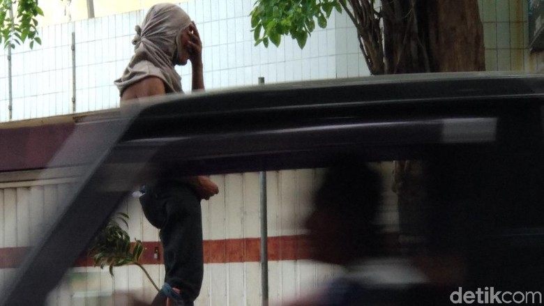 Warga Probolinggo Dikagetkan Aksi Pria Pamer Alat Vital