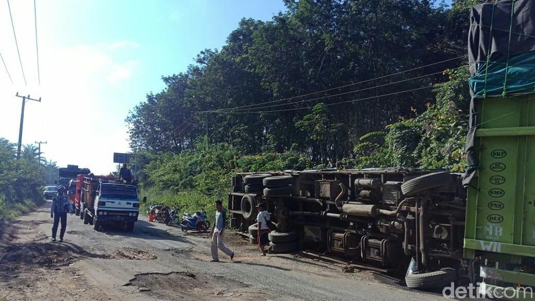 jalan-lintas-timur-pelembang-jambi-rusak-parah-jalan-macet-hingga-7-km