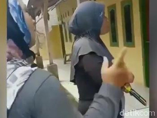 Keluarga Tersangka Kampanye Hitam Jokowi Minta Tanggung Jawab Prabowo-Sandi
