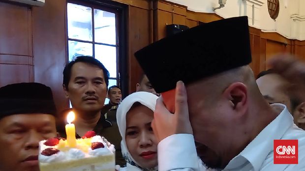 Tiup Lilin Ulang Tahun Shafeea di Ruang Sidang, Dhani Menangis