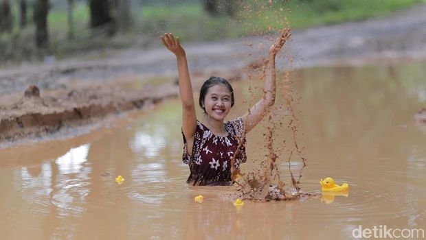 Gubernur Siapkan Rp 500 M Perbaiki Jalan yang Disindir Model ABG Cewek