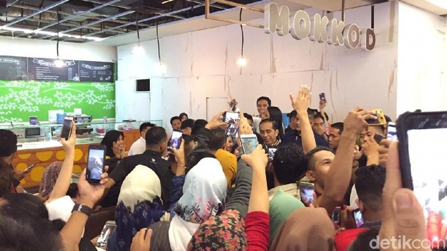 Kunjungi Mal di Kendari, Jokowi Bikin Pengunjung Histeris