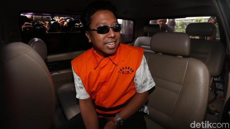 Pakai Rompi Oranye, Ketum PPP Romahurmuziy Ditahan KPK